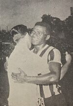 1962.12.16 - Campeonato Gaúcho - Internacional 0 x 2 Grêmio - Sérgio abraça Juarez.JPG