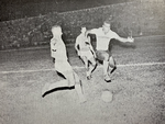 1957.02.28 - Campeonato Gaúcho - Grêmio 3 x 1 Pelotas - Juarez e Nascimento disputam a jogada.PNG