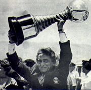 Presidente Fábio Koff com o Troféu da Copa Toyota, conquistada no mesmo jogo do Mundial de 1983