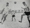 1957.06.30 - Campeonato Citadino - Novo Hamburgo 0 x 4 Grêmio - Airton disputa bola de cabeça.PNG