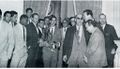 1962 – O meio-campo Milton Kuelle com troféu Leonel Brizola no Palácio Piratini..jpg