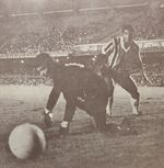 1968.10.24 - Campeonato Brasileiro - Flamengo 0 x 1 Grêmio - Alcindo pressiona o goleiro Marco Aurélio.JPG
