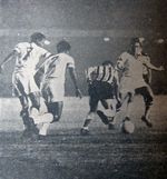 1960.10.21 - Taça Brasil - Fluminense 1 x 1 Grêmio - 11 Vieira cercado por Edmilson, Jair Marinho e Pinheiro.JPG