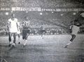 1960.10.21 - Taça Brasil - Fluminense 1 x 1 Grêmio - 08 Clóvis afasta a bola enquanto Pinheiro e Marino observam.JPG