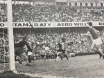 1968.06.02 - Grêmio 4 x 0 Internacional - Um dos muitos chutes de Alcindo.jpg