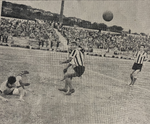 1957.05.26 - Campeonato Citadino - Grêmio 2 x 0 Nacional AC de Porto Alegre - O goleiro Décio salva o gol de Juarez.PNG