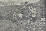 1933.08.15 - Campeonato Citadino - Grêmio 3 x 2 Internacional - Lara salta para a defesa.png