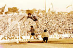 1977.09.25 - Grêmio 1 x 0 Internacional - foto salto André Catimba.png