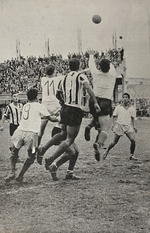 1957.06.30 - Campeonato Citadino - Novo Hamburgo 0 x 4 Grêmio - Germinaro salta para buscar a bola.PNG