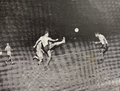 1957.02.28 - Campeonato Gaúcho - Grêmio 3 x 1 Pelotas - Airton afasta o perigo.PNG