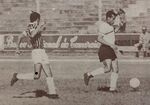 1968.12.01 - Campeonato Brasileiro - Grêmio 3 x 1 Fluminense - Volmir sofre a pressão de Galhardo.JPG