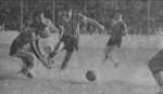 1941.10.19 - Campeonato Citadino - Grêmio 2 x 1 Internacional - Dario afasta bola que Edmundo iria defender.png