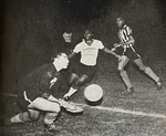 1958.09.16 - Amistoso - Grêmio 0 x 0 Botafogo - Juarez tenta o gol.png