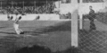 1940.04.28 - Campeonato Citadino - Grêmio 2 x 3 Internacional - Um dos gols do Grêmio.png