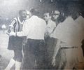 1960.10.21 - Taça Brasil - Fluminense 1 x 1 Grêmio - 10 Foguinho ajudando fotógrafo José Abraham. Ortunho e dirigente Hamilton Braga.JPG