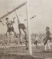 1968.10.20 - Campeonato Brasileiro - Grêmio 0 x 0 Atlético MG - Leal pressiona o goleiro Mussula enquanto Alcindo observa.JPG