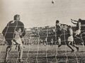 1968.06.02 - Grêmio 4 x 0 Internacional - Alcindo disputa de cabeça.jpg