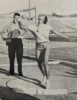 Maria de Lourdes Conceição treina no Estádio Olímpico, observada por Alexandre Davis (1958).png