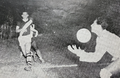 1955.11.24 - Amistoso - Grêmio 2 x 0 Vasco - Defesa do goleiro Hélio.PNG