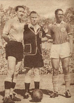 1949.10.30 - Campeonato Citadino - Internacional 0 x 1 Grêmio - Mr. Barrick entre os capitães Clarel e Nenê.png